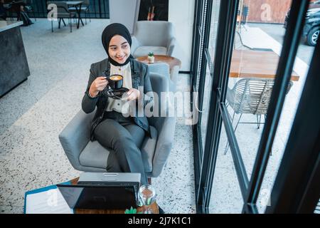 Junge Geschäftsfrau muslimische Frau, die in ihrem Büro arbeitet Stockfoto