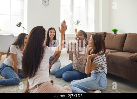 Überglücklich Millennial verschiedene Mädchen geben hohe fünf Stockfoto