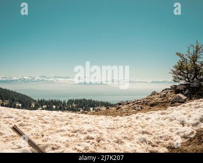 Atemberaubende Aussicht von den Jura-Bergen auf die Französisch / Schweizer Alpen über den Genfer See an einem schönen Winter knackigen Tag. Stockfoto