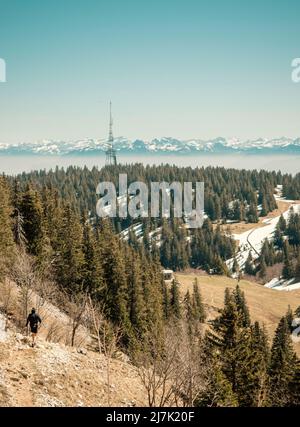 Atemberaubende Aussicht von den Jura-Bergen auf die Französisch / Schweizer Alpen über den Genfer See an einem schönen Winter knackigen Tag. Stockfoto