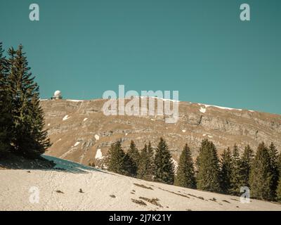 Atemberaubende Aussicht von den Jura-Bergen auf die Französisch / Schweizer Alpen über den Genfer See an einem schönen Winter knackigen Tag. Stockfoto