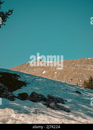 Atemberaubende Aussicht von den Jura-Bergen auf die Französisch / Schweizer Alpen über den Genfer See an einem schönen Winter knackigen Tag. Stockfoto