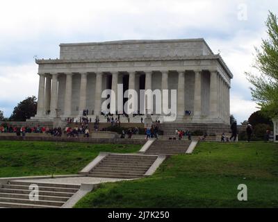 Washington, Vereinigte Staaten Von Amerika. 10.. Mai 2022. WASHINGTON, DC - 10. MAI: Ein Abtreibungsrechtler demonstriert am 10 2022. Mai vor dem Gebäude des Obersten Gerichtshofs der USA in Washington, DC. Später heute wird der Mehrheitsführer des Senats, Chuck Schumer (D-NY), eine Verfahrensabstimmung über die legale Abtreibung in den Vereinigten Staaten abhalten und später in dieser Woche vom gesamten US-Senat übernommen werden. Die Abstimmung erfordert jedoch eine Schwelle von 60 Stimmen, was bedeutet, dass sie wahrscheinlich scheitern wird. Personen: Der Oberste Gerichtshof Kredit: Storms Media Group/Alamy Live News Stockfoto