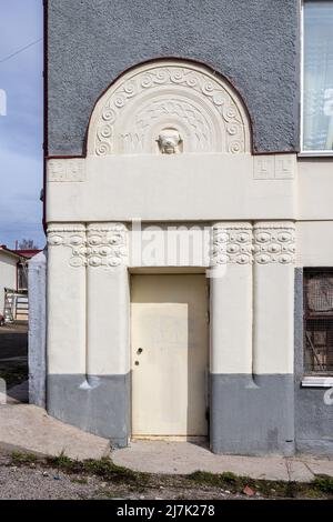 SORTAVALA, KARELIEN. RUSSLAND. 21. April 2022 : Fragment. Geschnitztes Flachrelief mit einem Hund. Das Gebäude wurde im nördlichen Jugendstil gebaut, mit lokalen g Stockfoto