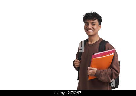 Junge peruanische Studentin, die Ordner und Rucksack hält, isoliert. Stockfoto