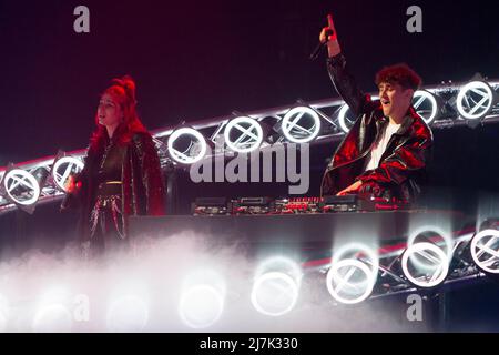 Turin, Italien. 9. Mai 2022. Der österreichische Musiker LUM!X (richtiger Name Luca Michlmayr) mit Sängerin Pia Maria auf der Bühne des Turin Eurovision Song Contest 2022 Credit: Marco Destefanis/Alamy Live News Stockfoto