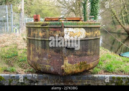 Barge neben dem Stroudwater Canal bei Pike Lock, Stroud, England, Vereinigtes Königreich Stockfoto