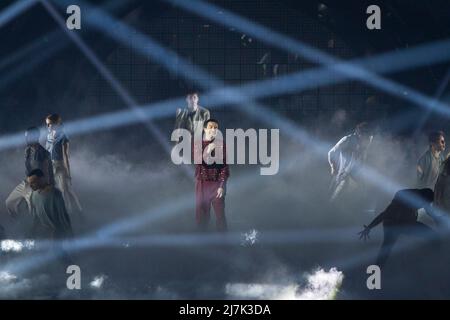 Turin, Italien. 9. Mai 2022. Italienischer Sänger Diodato (Antonio Diodato) Auftritt auf der Bühne des Turin Eurovision Song Contest 2022 Credit: Marco Destefanis/Alamy Live News Stockfoto