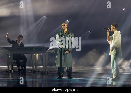 Turin, Italien. 9. Mai 2022. Der italienische Sänger Mahmood und BLANCO auf der Bühne des Turin Eurovision Song Contest 2022 Credit: Marco Destefanis/Alamy Live News Stockfoto