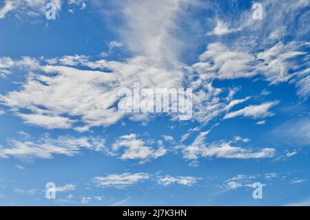 Weiche weiße Wolken in einem strahlend blauen Himmel Stockfoto