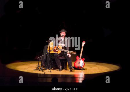 Roger McGuinn, legendärer Frontmann und Gründungsmitglied der Byrds, gab eine Solo-Performance in der Cadogan Hall, Sloane Terrace, London, Großbritannien. 26 Juni 200 Stockfoto