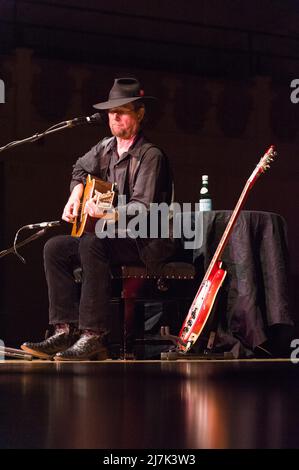 Roger McGuinn, legendärer Frontmann und Gründungsmitglied der Byrds, gab eine Solo-Performance in der Cadogan Hall, Sloane Terrace, London, Großbritannien. 26 Juni 200 Stockfoto