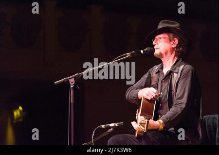 Roger McGuinn, legendärer Frontmann und Gründungsmitglied der Byrds, gab eine Solo-Performance in der Cadogan Hall, Sloane Terrace, London, Großbritannien. 26 Juni 200 Stockfoto