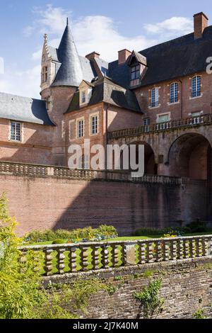 Das mittelalterliche Backsteinpalais de la Berbie / Berbie Palace oder Bishop's Castle / Chateau, in Albi, Frankreich, Teil eines UNESCO-Weltkulturerbes. Stockfoto