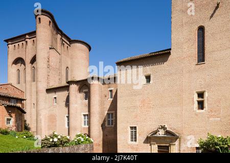 Das mittelalterliche Backsteinpalais de la Berbie / Berbie Palace oder Bishop's Castle / Chateau, in Albi, Frankreich, Teil eines UNESCO-Weltkulturerbes. Stockfoto