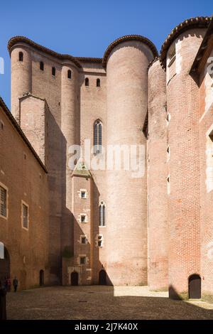 Das mittelalterliche Backsteinpalais de la Berbie / Berbie Palace oder Bishop's Castle / Chateau, in Albi, Frankreich, Teil eines UNESCO-Weltkulturerbes. Stockfoto