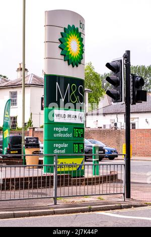 Epsom Surrey, London, Mai 09 2022, British Petroleum oder BP Tankstelle Cost of Fuel Stockfoto