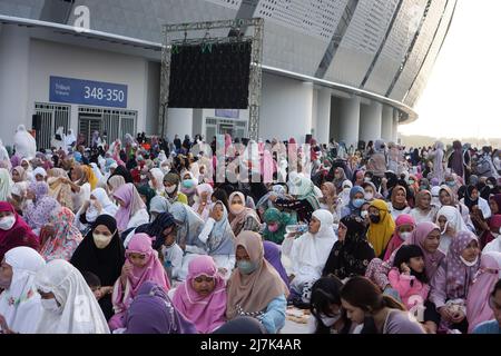 Die Atmosphäre des Vormittags vor Idul Fitri Gebete im Jakarta International Stadium (JIS) jakarta auf Frauen Abschnitt Stockfoto