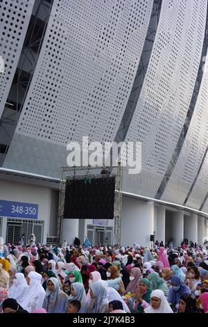 Die Atmosphäre des Vormittags vor Idul Fitri Gebete im Jakarta International Stadium (JIS) jakarta auf Frauen Abschnitt Stockfoto