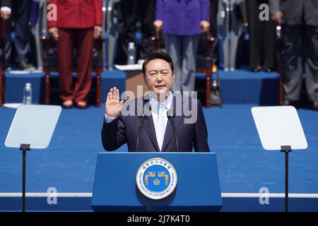 Seoul, Südkorea. 10.. Mai 2022. Yoon Suk-yeol wird während der Eröffnungszeremonie auf dem platz der Nationalversammlung in Seoul, Südkorea, am 10. Mai 2022 als Präsident Südkoreas vereidigt. Kredit: James Lee/Xinhua/Alamy Live Nachrichten Stockfoto