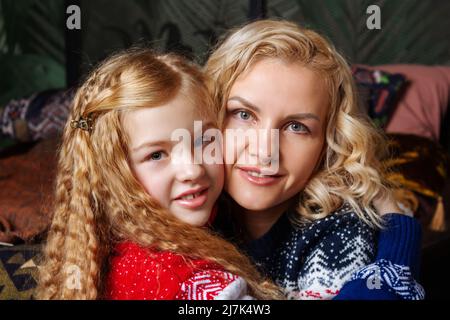 Schöne Mutter und Tochter. Umarmen und lächeln. Stockfoto