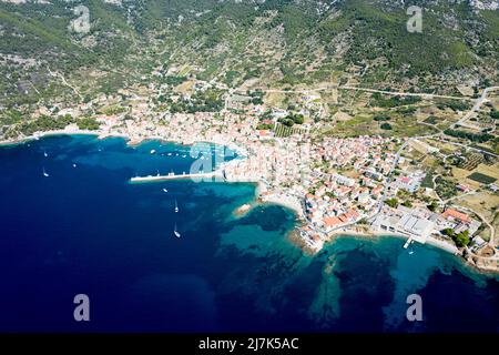 Stadt und Bucht von Komiza, Insel Vis, Mittelmeer, Kroatien Stockfoto