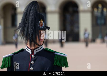 Oslo, Norwegen. 29. April 2022: Norwegische Soldatinnen in Gala-Uniformen wechseln vor dem Königlichen Palast in Oslo die Ehrenwache. Frau in Norwegisch ar Stockfoto