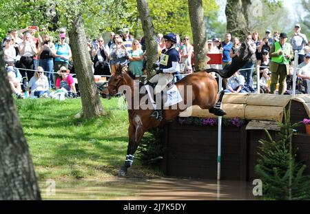 Badminton. Vereinigtes Königreich. 07 Mai 2022. Badminton Horse Trials CCI5*. James Rushbrooke (GBR) fährt auf MILCHEM ECLIPSE während der Cross Country (XC) Sektion der CSI5* Badminton Horse Trials am Samstag, 07/05/2022. Stockfoto