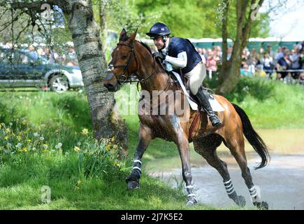 Badminton. Vereinigtes Königreich. 07 Mai 2022. Badminton Horse Trials CCI5*. James Rushbrooke (GBR) fährt auf MILCHEM ECLIPSE während der Cross Country (XC) Sektion der CSI5* Badminton Horse Trials am Samstag, 07/05/2022. Stockfoto