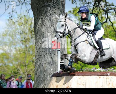 Badminton. Vereinigtes Königreich. 07 Mai 2022. Badminton Horse Trials CCI5*. Clare Abbott (IRL) fährt JEWELENT während der Cross Country (XC)-Sektion der CSI5* Badminton Horse Trials am Samstag, den 07/05/2022. Stockfoto