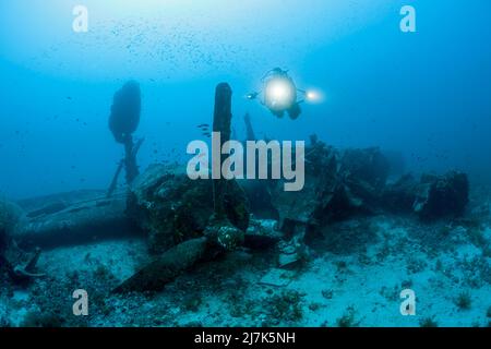 Scuba Diving auf der B-24 Liberator Bomber Wrack, Insel Vis, Mittelmeer, Kroatien Stockfoto