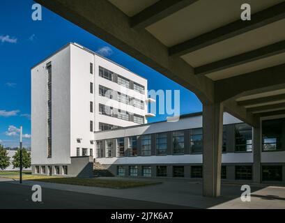 Dessau Bauhaus Prellerhaus 6376 unten Kantine und Aula darüber Verbindungsbrücke baut 1925-26 von Walter Gropius U a Ansicht von Westen Stockfoto