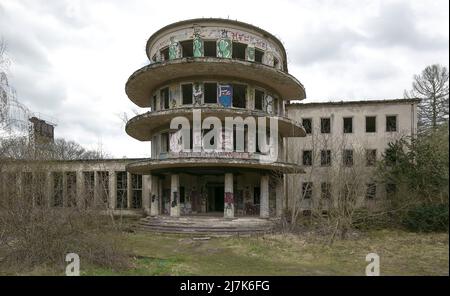 Gernrode Harz ehem. FDGB-Ferienheim FRITZ HECKERT Bildnr. 1544 erbaut 1952-54 vom Ingenieurbüro Maedecke Halle S links Saalbau Mitte Eingangsrondell rec Stockfoto