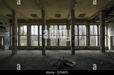 Gernrode Harz ehem. FDGB-Ferienheim FRITZ HECKERT Bildnr. 1588 erbaut 1952-54 vom Ingenieurbüro Maedecke Halle S Saal innen quer mit Fensterfront Stockfoto