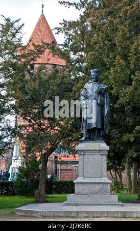 Kaiser Karl IV 1316-78 Bronzestandbild 1900 von Ludwig Cauer 74840 Standort Burg Tangermünde Elbe links im Hintergrund sowie Greifwiderstand Stockfoto