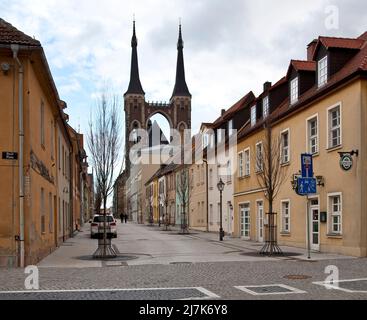 Köthen Anhalt Schulstraße mit Türmen der gotischen Stadtkirche St Jakob 58739 Türme baut 1895-97 Blick von Westen Stockfoto