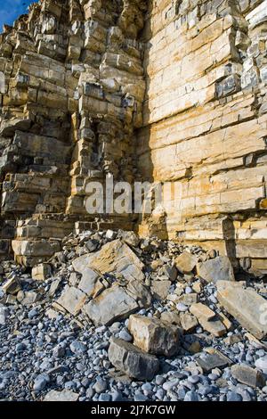 Ein kleiner, aber erheblicher Steinschlag von der Klippe am Llantwit Major Strand an der Glamorgan Heritage Coast South Wales Stockfoto