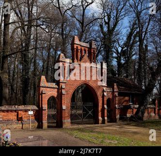 Vollenschier Altmark Friedhofstor 74707 Ansicht von Süden neugotische Baldachinarchitektur 1876-80 von Conrad Wilhelm Hase Stockfoto