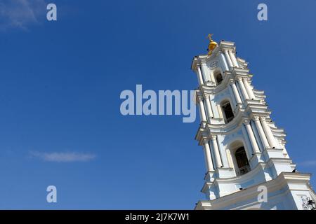 Sumy, Ukraine. - April. 05 2022: Der Glockenturm der Verklärung-Kathedrale Stockfoto