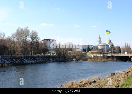 Sumy, Ukraine - 05. April 2022: Schönes Stadtbild mit Fluss und flad der Ukraine. Stockfoto