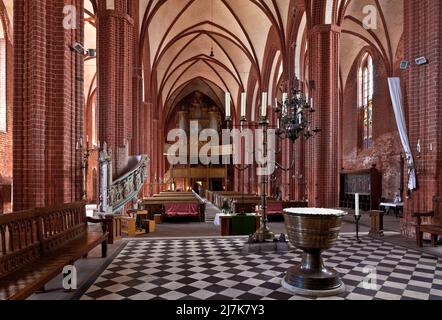 Werben Altmark Stadtkirche St Johannis 87740 Innenraum nach Westen 1412-67 baut Standleuchte und Taufe 1487+89 von Hermen Bonstede Kanzel 1602 von Stockfoto