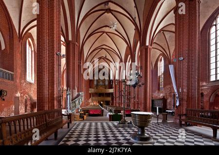 Werben Altmark Stadtkirche St Johannis 87749 Innenraum nach Westen 1412-67 baut Standleuchte und Taufe 1487+89 von Hermen Bonstede Kanzel 1602 von Stockfoto