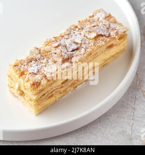 Klassische Napoleon-Torte. Zarte und köstliche hausgemachte Blätterteig Dessert mit Pudding. Nahaufnahme. Stockfoto