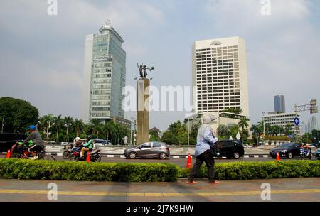 South Jakarta, DKI Jakarta, Indonesien. 10.. Mai 2022. Die heißen Wetterbedingungen in Jabodetabek sind extrem, erreichen Temperaturen von 36 Grad und werden von nächtlichen Regenfällen begleitet, da Indonesien einen Übergang von der Witterung zur Trockenzeit erlebt. Auch in mehreren anderen Gebieten Indonesiens treten Wetterverhältnisse auf. (Bild: © Denny Pohan/ZUMA Press Wire) Stockfoto