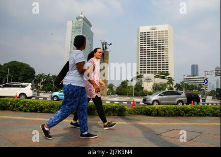 South Jakarta, DKI Jakarta, Indonesien. 10.. Mai 2022. Die heißen Wetterbedingungen in Jabodetabek sind extrem, erreichen Temperaturen von 36 Grad und werden von nächtlichen Regenfällen begleitet, da Indonesien einen Übergang von der Witterung zur Trockenzeit erlebt. Auch in mehreren anderen Gebieten Indonesiens treten Wetterverhältnisse auf. (Bild: © Denny Pohan/ZUMA Press Wire) Stockfoto