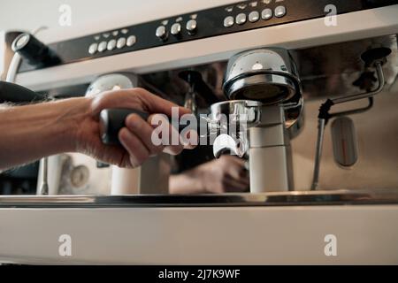 Prozess des Gießen von gemahlenem Kaffee in den Filter Stockfoto
