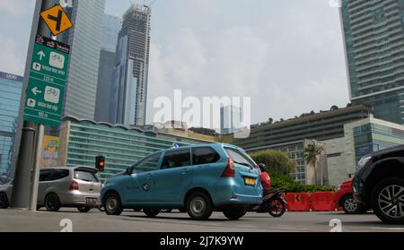 South Jakarta, DKI Jakarta, Indonesien. 10.. Mai 2022. Die heißen Wetterbedingungen in Jabodetabek sind extrem, erreichen Temperaturen von 36 Grad und werden von nächtlichen Regenfällen begleitet, da Indonesien einen Übergang von der Witterung zur Trockenzeit erlebt. Auch in mehreren anderen Gebieten Indonesiens treten Wetterverhältnisse auf. (Bild: © Denny Pohan/ZUMA Press Wire) Stockfoto