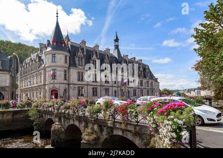 QUIMPER, FRANKREICH - 6. SEPTEMBER 2019: Dies ist das Gebäude der Präfektur Finistere, das Anfang des 20.. Jahrhunderts im Stil der Neorenaissance erbaut wurde Stockfoto