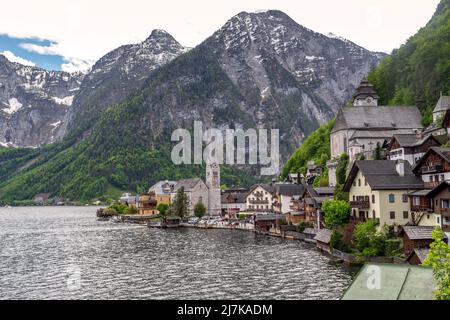 HALLSTATT, ÖSTERREICH - 18. MAI 2019: Das ist ein Blick auf die kleine Stadt am Ufer des Hallstattersees im Salzkammergut. Stockfoto