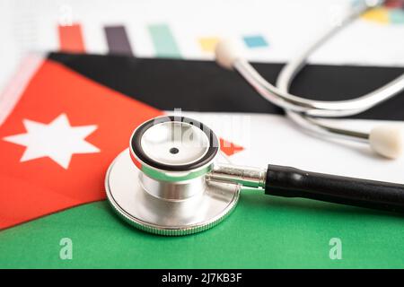 Schwarzes Stethoskop auf jordanischer Flagge mit Grafik, Geschäfts- und Finanzkonzept. Stockfoto